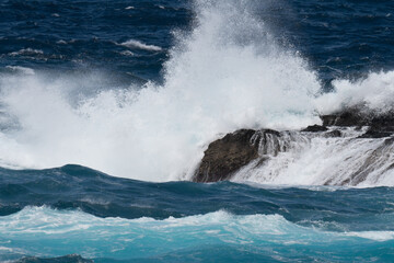 Wellen Lava Porto Moniz. Madeira Portugal