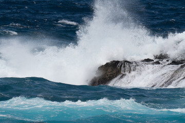 Wellen Lava Porto Moniz. Madeira Portugal