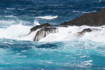 Fototapeta premium Wellen Lava Porto Moniz. Madeira Portugal