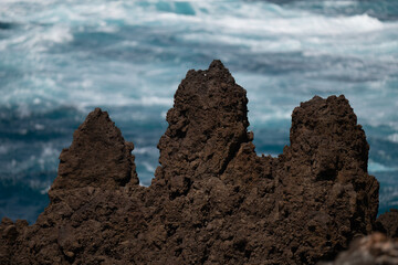 Fototapeta premium Wellen Lava Porto Moniz. Madeira Portugal