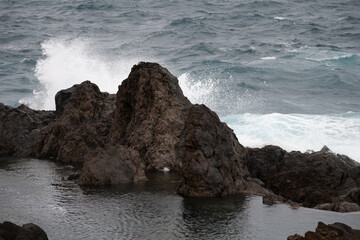 Wellen Lava Porto Moniz. Madeira Portugal