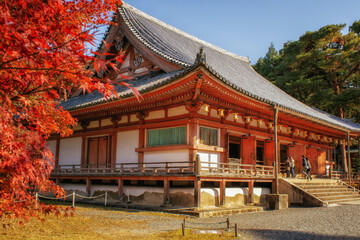 Fototapeta na wymiar 秋の京都、醍醐寺の金堂と紅葉が美しい風景です