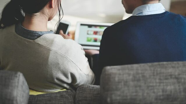 ネットスーパーの注文をする夫婦