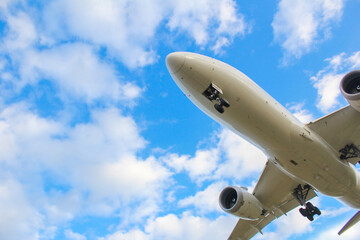 青空を飛行する旅客機「大阪空港」