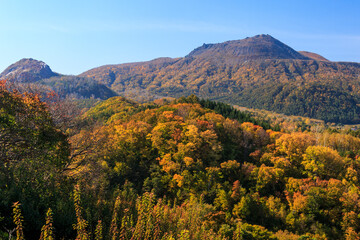 北海道壮瞥町、壮瞥公園から眺めた秋の有珠山と昭和新山【10月】