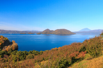 北海道壮瞥町、壮瞥公園から眺めた秋の洞爺湖と羊蹄山【10月】