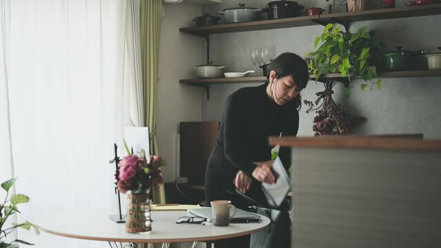 朝の支度をして家を出発する女性