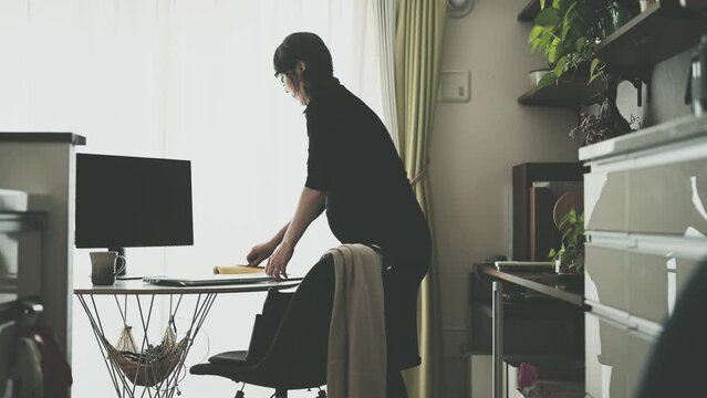家を出発する準備をする女性