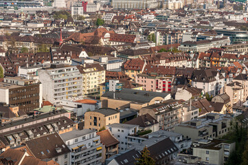 Fototapeta na wymiar Das Häusermeer von Wohn- und Geschäftsgebäuden in der Innenstadt von Luzern, im gleichnamigen Kanton in der Schweiz aus der Vogelperspektive