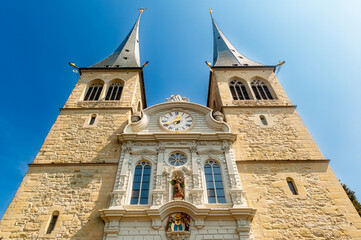 Froschperspektive der Stirnseite der Katholischen Hofkirche St. Leodegar in Luzern mit ihren zwei...