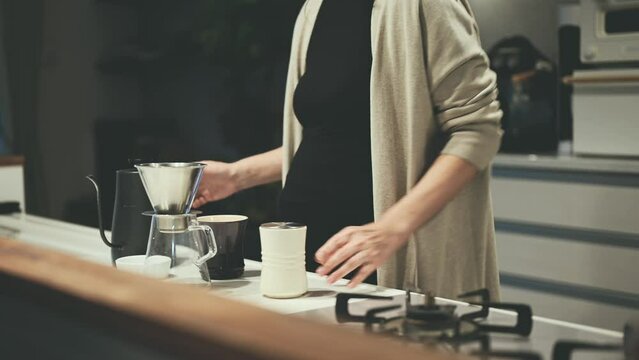 ドリップコーヒーを淹れる女性