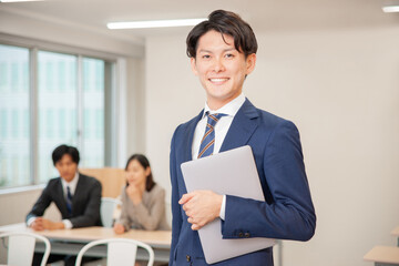 オフィスにいるビジネスマン
