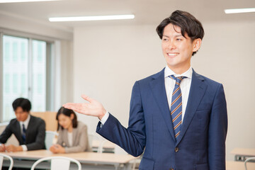 オフィスにいるビジネスマン
