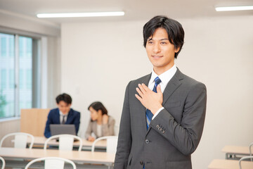 オフィスにいるビジネスマン
