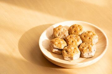 夕日を浴びるお菓子（柔らかい光）