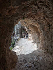 Cuevas excavadas en la Ruta del Cares desde Poncebos en Asturias, para senderistas amantes de la naturaleza y excursiones de montaña, en el verano de 2020