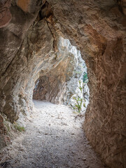 Cuevas excavadas en la Ruta del Cares desde Poncebos en Asturias, para senderistas amantes de la naturaleza y excursiones de montaña, en el verano de 2020
