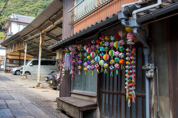 Fototapeta na wymiar 日本の古い家の前に飾られた折り紙の飾り