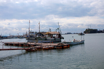 Fototapeta na wymiar 鞆の浦の湾内に停まる船