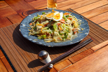 屋外で食べる「かた焼きそば」