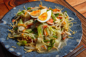 屋外で食べる「かた焼きそば」