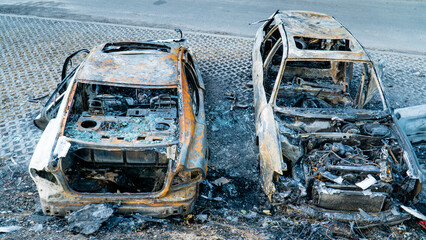 Spalone auta na parkingu - obrazy, fototapety, plakaty