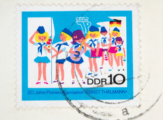 briefmarke stamp gestempelt used frankiert gebraucht cancel papier paper girl scout Pfadfinder Pioniere ddr blau blue mädchen gitarre guitar 10 uniform - obrazy, fototapety, plakaty