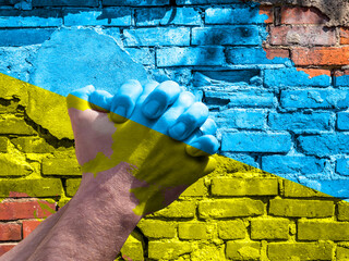Backsteinwand mit Betenden Händen  in Ukraine Farben