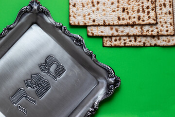 Naklejka premium A set of matzah next to a silver tray with the words 