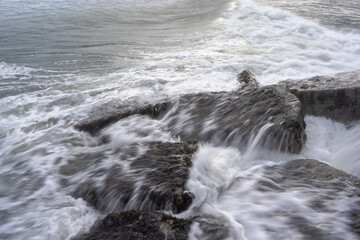 波打ち際の岩