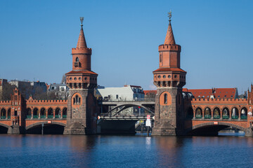 the oberbaumbrücke in berlin connects the districts of Kreuzberg and Friedrichshain. 