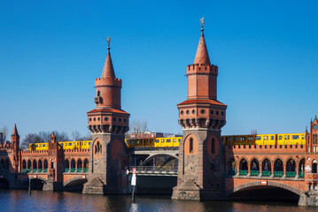 Fototapeta na wymiar the oberbaumbrücke in berlin connects the districts of Kreuzberg and Friedrichshain. 