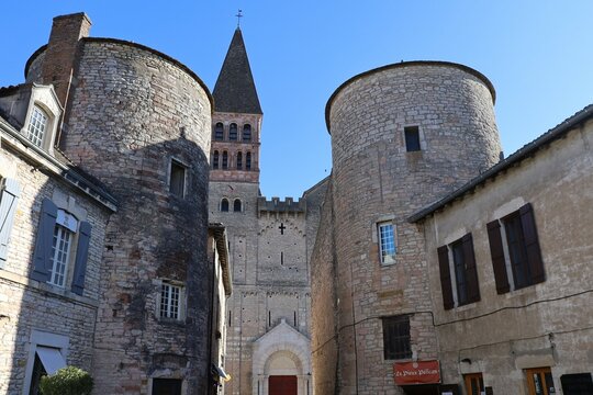 Vieilles tours m&eacute;di&eacute;vales en pierre, avec l'abbaye Saint Philibert en arri&egrave;re plan, ville de Tournus, d&eacute;partement de Sa&ocirc;ne et Loire, France