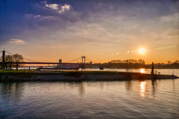 Blick auf den Rhein und eine Brücke in Duisburg Ruhrort bei Sonnenuntergang