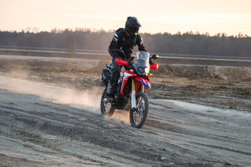 Obraz premium Reiseenduro Motorrad Offroad slide