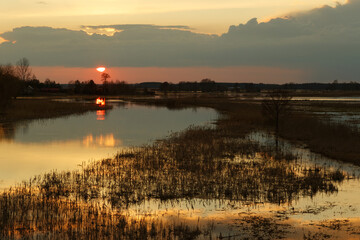 Zachód słońca nad rzeką. Polska