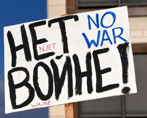 Schild auf einer Ukraine-Demo: "No war!"