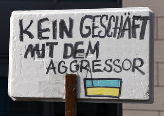 Schild auf einer Ukraine-Demo: "Kein Geschäft mit dem Aggressor"