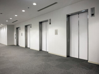 オフィスビルのエレベーターホール © Forest-AKI