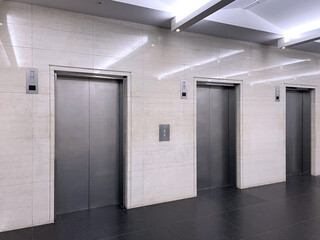 石壁のエレベーターホール © Forest-AKI