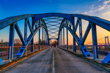 Fototapeta na wymiar Historische blaue Brücke am Hafen in Duisburg Ruhrort