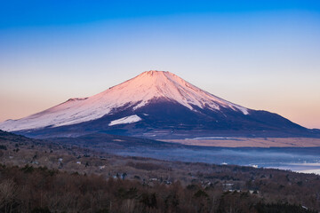 朝焼けに染まる富士山と山中湖　冬景