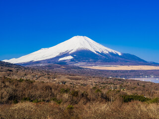 冬の富士山と山中湖