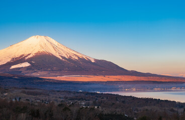 朝焼けに染まる富士山と山中湖　冬景