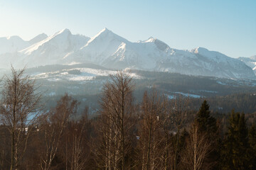 Obraz premium Zimowy widok z przełęczy nad Łapszanką na Tatry Wysokie i Podhale. 