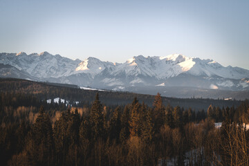 Zimowy widok z przełęczy nad Łapszanką na Tatry  Wysokie i Podhale. 