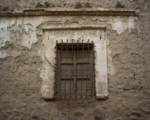 Fototapeta na wymiar fotografia de una ventana colonial vieja desmoronandose, fotografia arquitectonica colonial de casas antiguas y estructuras viejas