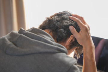 パソコンの前で頭を抱える中年男性