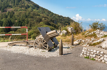 Fototapeta premium The Howitzer Skoda 75/13 model 1915 of Campo dei Fiori in memory of the Fallen and Combatants in Varese, Lombardy, Italy.