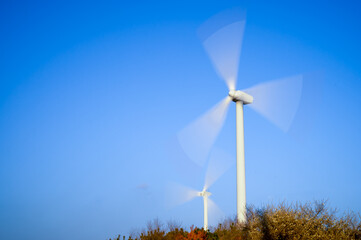 青空に回転する風力発電